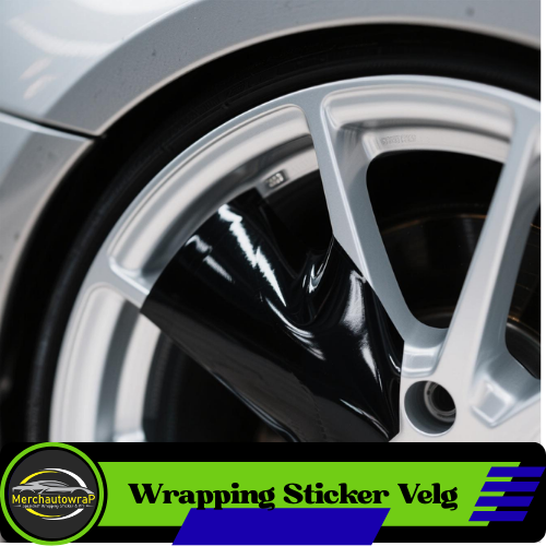 Detail pengerjaan wrapping sticker velg mobil dengan warna hitam matte dan aksen karbon, memberikan perlindungan dari goresan dan tampilan sporty di Merchautowrap.