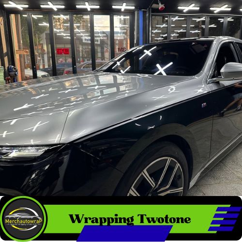 Mobil sedan putih dengan modifikasi wrapping sticker two-tone hitam pada kap mesin, dikelilingi roll sticker warna merah, gold, karbon, dan peralatan pemasangan dari Merchautowrap